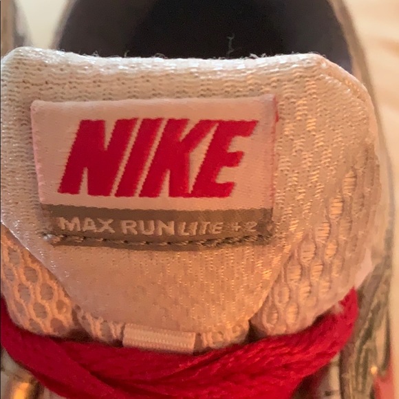 Nike Air Max women’s Tennis Shoes - Picture 2 of 4